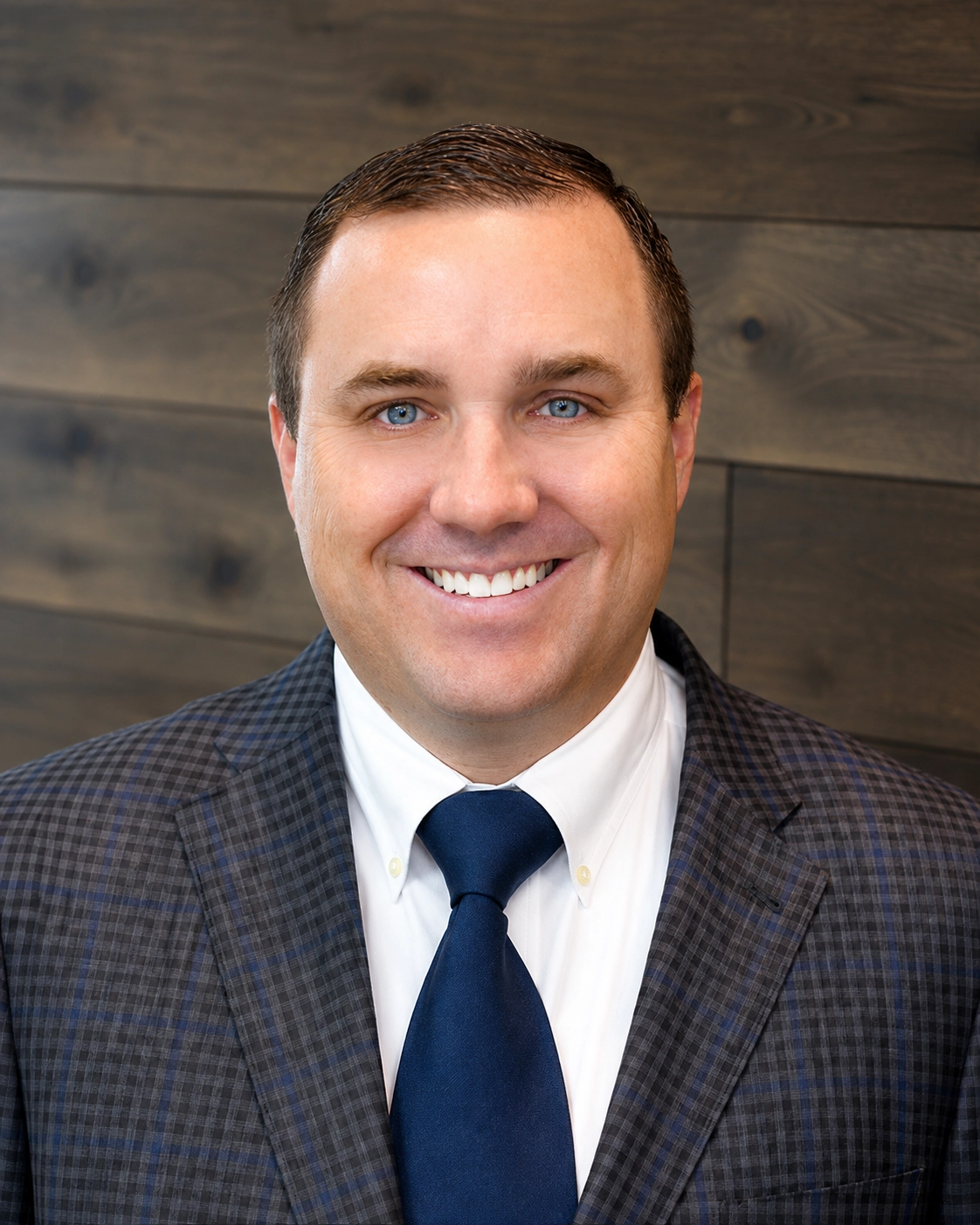 Dr. Austin Reed Professional Dentist Headshot | Peosta Dental Professional headshot of Dr. Austin Reed, family dentist at Peosta Dental in Peosta and Dubuque, Iowa.